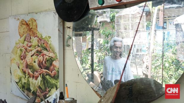 Poking di rumahnya yang dipenuhi burung.