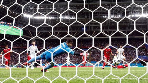Diego Costa tidak sengaja membobol gawang Iran.