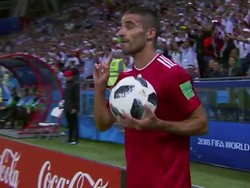 Lucu, Gaya Nyeleneh Lemparan ke Dalam Pemain Iran