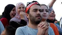 Fans Tunisia harap-harap cemas menanti hasil pertandingan melawan Inggris. Reuters/Zoubeir Souissi.