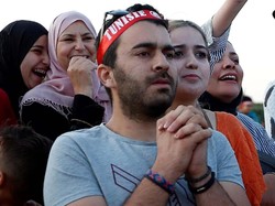 Fans Tunisia harap-harap cemas menanti hasil pertandingan melawan Inggris. Reuters/Zoubeir Souissi.