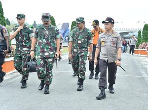 Kompaknya Panglima-Kapolri Turun ke Lokasi Tragedi KM Sinar Bangun Kompaknya Panglima-Kapolri Turun ke Lokasi Tragedi KM Sinar Bangun