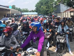 Pembayar Pajak Kendaraan Banjiri Samsat Mojokerto, Antrean Mengular Pembayar Pajak Kendaraan Banjiri Samsat Mojokerto, Antrean Mengular