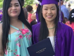 Dibuang Sayang, Kocaknya Remaja Pakai Gaun Wisuda Sebagai Baju Mandi