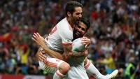 Isco pun memeluk Diego Costa usai membawa Spanyol unggul. Itu menjadi gol ketiga Diego Costa di Piala Dunia 2018. (Foto: Sergio Perez/Reuters)