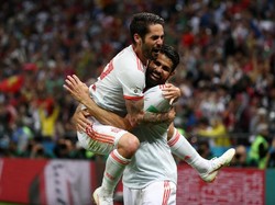 Isco pun memeluk Diego Costa usai membawa Spanyol unggul. Itu menjadi gol ketiga Diego Costa di Piala Dunia 2018. (Foto: Sergio Perez/Reuters)