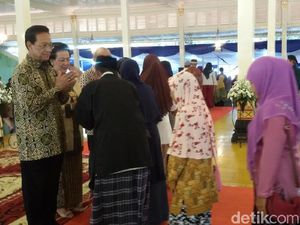 Ribuan Warga Yogya Antre Salaman dengan Sultan HB X Ribuan Warga Yogya Antre Salaman dengan Sultan HB X