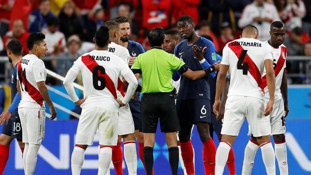 Paul Pogba (tengah) memprotes wasit Mohammed Abdulla Hassan jelang pertandingan berakhir.