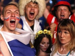 Pendukung Rusia turun ke jalan untuk melakukan perayaan setelah berhasil mengalahkan Mesir dengan skor 3-1. Reuters/Francois Lenoir.