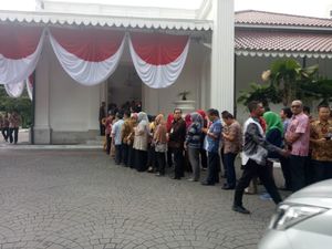 Hari Pertama Kerja, PNS Mengular Antre Salaman dengan Anies-Sandi