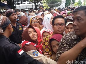 Ribuan Warga Yogya Hadiri Open House Sri Sultan HB X Ribuan Warga Yogya Hadiri Open House Sri Sultan HB X