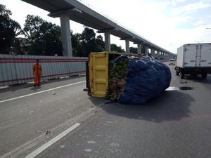 Truk Bawa Pisang Terguling di Jagorawi Arah Cawang, Lalin Macet