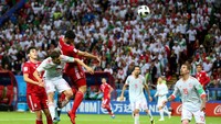 Iran sendiri sempat mendapat peluang emas menjelang laga berakhir. Sundulan Mehdi Taremi cuma melayang tipis ke atas gawang Spanyol. (Foto: Alex Livesey/Getty Images)