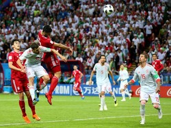 Iran sendiri sempat mendapat peluang emas menjelang laga berakhir. Sundulan Mehdi Taremi cuma melayang tipis ke atas gawang Spanyol. (Foto: Alex Livesey/Getty Images)