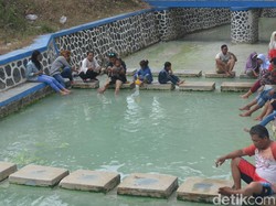 Libur Lebaran, Wisatawan Pemandian Air Panas Cirebon Membeludak