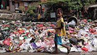 Jorok! Sampah Berserakan di Pinggir Jalan Cilincing