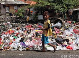 Jorok! Sampah Berserakan di Pinggir Jalan Cilincing