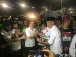 Ada Jokowi KW Rayakan Ultah Bareng Relawan di Depan Istana