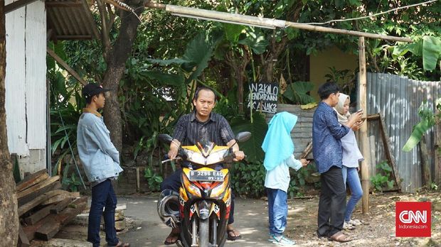Kampung di balik tembok tinggi Kemang.