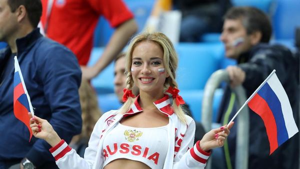 Cantik-cantik Gila Bola, Ini Gaya Para Suporter Wanita di Piala Dunia