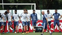 Sampaoli juga membuat rencana untuk membuat Messi dapat bergerak dengan bebas tanpa dikelilingi lawan dan menyiapkan pemain lainnya untuk tetap siaga saat Messi tak bisa melepaskan kawalan.