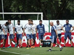 Sampaoli juga membuat rencana untuk membuat Messi dapat bergerak dengan bebas tanpa dikelilingi lawan dan menyiapkan pemain lainnya untuk tetap siaga saat Messi tak bisa melepaskan kawalan.