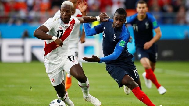 Luis Advincula menciptakan peluang pada menit ke-68. (