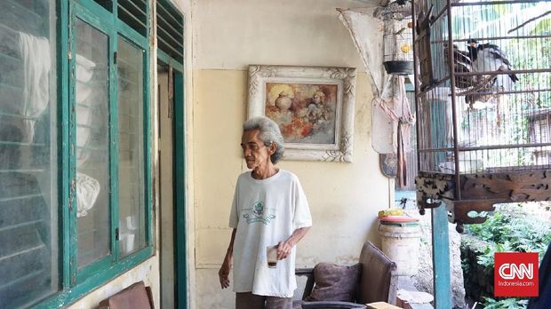 Seniman Bang Poking di rumahnya yang sederhana.