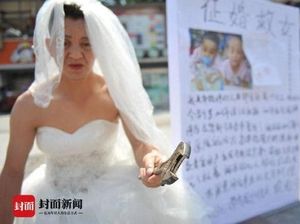 Ada Kisah Haru di Balik Seorang Ayah yang Rela Pakai Gaun Pengantin