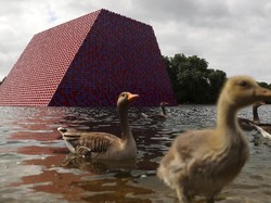 Lagi, Seniman Bulgaria Bikin Heboh dengan Makam Mesir Kuno Mengapung