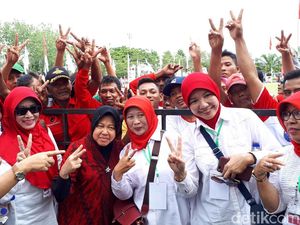 Di Kampanye Akbar Gus Ipul-Puti, Risma Ajak Massa Goyang Dua Jari