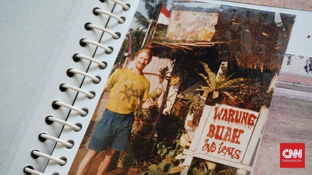 Poking mengawali bisnis buah sekaligus menjadi seniman.