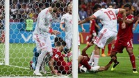 Laga berjalan sengit setelahnya. Spanyol nyaris menggandakan skor di meit ke-72 lewat kemelut di depan gawang. Tapi wasit meniup peluit karena ada pelanggaran, ketika Diego Costa terus menendang bola ke arah badan pemain Iran yang menjaga gawangnya. (Foto: Sergio Perez/Reuters)