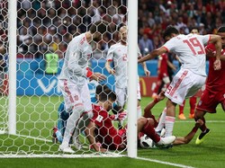 Laga berjalan sengit setelahnya. Spanyol nyaris menggandakan skor di meit ke-72 lewat kemelut di depan gawang. Tapi wasit meniup peluit karena ada pelanggaran, ketika Diego Costa terus menendang bola ke arah badan pemain Iran yang menjaga gawangnya. (Foto: Sergio Perez/Reuters)