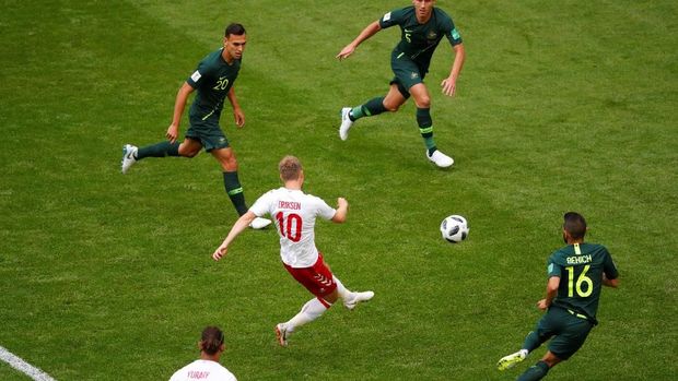 Christian Eriksen mencetak gol ke gawang Australia.