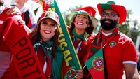 Pendukung Portugal menyaksikan laga melawan Maroko dengan mengenakan jersey negaranya. Mereka juga membawa syal. Reuters/Axel Schmidt