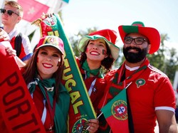 Pendukung Portugal menyaksikan laga melawan Maroko dengan mengenakan jersey negaranya. Mereka juga membawa syal. Reuters/Axel Schmidt