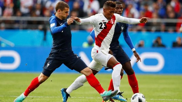 Antoine Griezmann melepas umpan sepak pojok. (