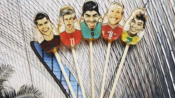 Pernah Lihat Souvenir Aneh Piala Dunia? Begini Lho Bentuknya