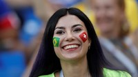 Senyum penonton saat menyaksikan pertandingan Brasil melawan Swiss yang berakhir dengan skor imbang 1-1. Reuters/Darren Staples
