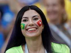 Senyum penonton saat menyaksikan pertandingan Brasil melawan Swiss yang berakhir dengan skor imbang 1-1. Reuters/Darren Staples
