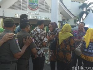 Bupati Cellica Jadi Emak-emak Berdaster Selama Libur Lebaran Bupati Cellica Jadi Emak-emak Berdaster Selama Libur Lebaran