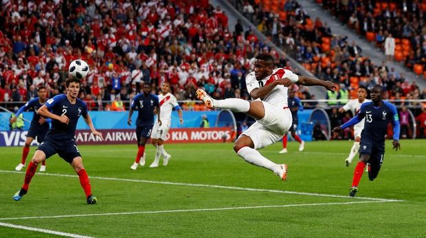 Jefferson Farfan melepaskan tendangan ke gawang Prancis.