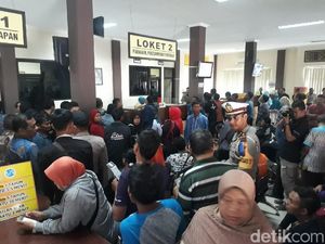 Hari Pertama Kerja, Samsat Bojonegoro Dijubeli Ribuan Warga Hari Pertama Kerja, Samsat Bojonegoro Dijubeli Ribuan Warga