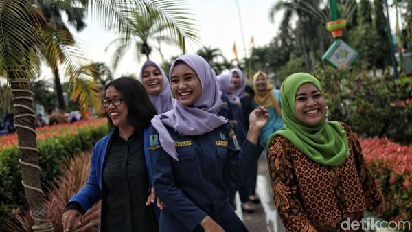 Senyum Semringah PNS di Hari Pertama Kerja
