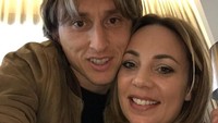 Vanja Bosnic adalah istri dari gelandang Kroasia, Luka Modric. Pasangan ini sudah dikaruniai dua orang anak. (Foto: Instagram @lukamodric10)