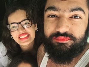 Satu Keluarga Ini Mengenakan Lipstik, Kenapa Ya?