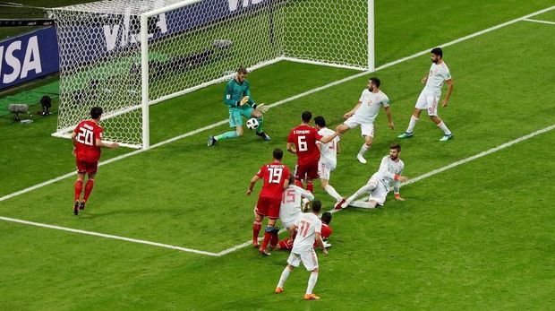 Gol gelandang Iran Saeid Ezzatollahi ke gawang David De Gea dianulir wasit. (