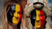 Senyum pendukung Belgia saat menyaksikan laga negaranya melawan Panama yang berakhir dengan skor 3-0. Reuters/Francois Lenoir.