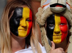 Senyum pendukung Belgia saat menyaksikan laga negaranya melawan Panama yang berakhir dengan skor 3-0. Reuters/Francois Lenoir.